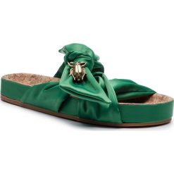 Klapki SCOTCH & SODA - Angle 18769594 Pal Green S76. Zielone klapki damskie Scotch & Soda, z aplikacjami, z materiału, bez obcasa, bez zapięcia. W wyprzedaży za 239.00 zł.