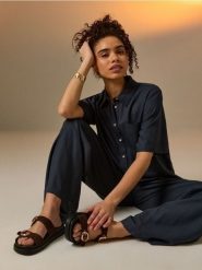 Klapki z dwoma paskami i ozdobnymi klamrami - brązowy. Brązowe klapki damskie Sinsay, bez wzorów, bez obcasa. Za 49.99 zł.