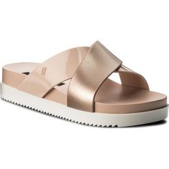 Klapki MELISSA - Cosmic II Ad 32295 Pink/White 50522. Czerwone klapki damskie Melissa, z tworzywa sztucznego. W wyprzedaży za 189.00 zł.