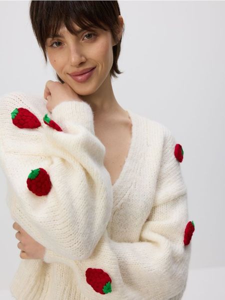 Kardigan z naszywanymi aplikacjami - kremowy. Białe kardigany damskie Reserved, l, z aplikacjami, z dzianiny. W wyprzedaży za 119.99 zł.