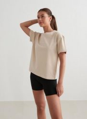 Damska koszulka boxy, bawełna organiczna, nadruk z przodu Serif beżowy. Białe koszulki sportowe damskie Aim'n, xs, bez wzorów, z bawełny, bez kołnierzyka, bez ramiączek, na jogę i pilates. Za 109.85 zł.