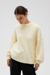 Sweter oversize z bufiastymi rękawami w kolorze BUTTER YELLOW - RIVERO-UNI. Żółte swetry damskie Marsala, na lato, bez wzorów, z wełny, bez kołnierzyka, bez ramiączek, bez kaptura. Za 249.90 zł.