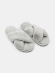 Kapcie ze sztucznym futrem - szary. Szare kapcie damskie Sinsay, bez wzorów. Za 25.99 zł.