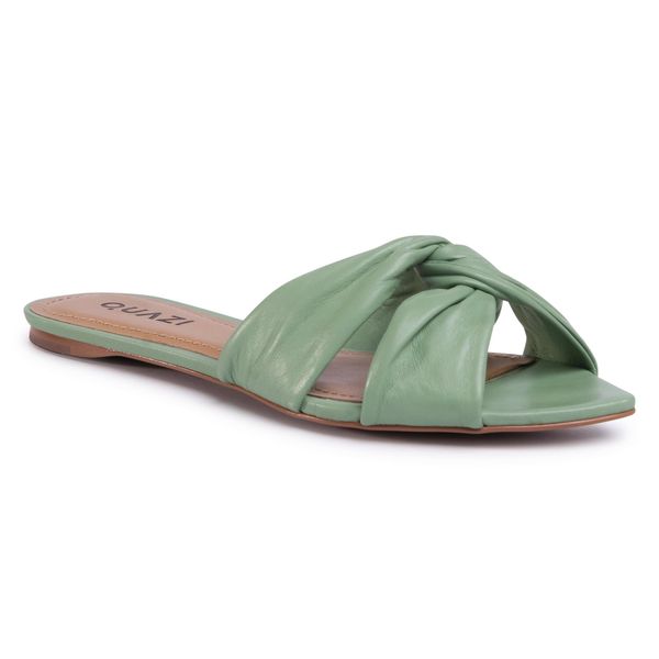 Klapki QUAZI. Zielone klapki damskie QUAZI, bez wzorów, bez obcasa. Za 239.99 zł.