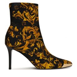 Botki Versace Jeans Couture. Czarne botki damskie Versace Jeans Couture, z jeansu, bez obcasa, na szpilce, bez zapięcia. Za 779.99 zł.