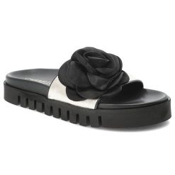 Klapki damskie Chebello, na platformie skórzane z ozdobnym kwiatem, złote, 4739-046. Żółte sandały damskie CheBello, z aplikacjami, bez obcasa, na platformie, bez zapięcia. Za 429.00 zł.