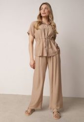 Beżowy Wiskozowy Komplet Spodnie i Bluzka Koszulowa z Wiązaniem w Talii Irinryss. Brązowe bluzki damskie Born2be, m, bez wzorów, z materiału. Za 129.99 zł.