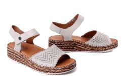 MANITU 910330-08 beige, sandały damskie. Brązowe sandały damskie Manitu, bez wzorów, ze skóry, bez obcasa, na koturnie, bez zapięcia. Za 229.42 zł.