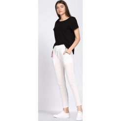 Białe Spodnie Dresowe Tranquility. Białe spodnie dresowe damskie Born2be, z dresówki. Za 24.99 zł.