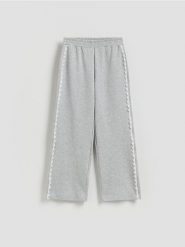 Spodnie z dekoracyjną taśmą - jasnoszary. Szare spodnie materiałowe damskie Reserved, l, bez wzorów, z bawełny. Za 109.99 zł.