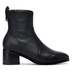 Botki Tommy Hilfiger. Czarne botki damskie Tommy Hilfiger, bez obcasa, na płaskiej podeszwie, bez zapięcia. Za 639.99 zł.