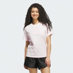 KOSZULKA Z SATYNOWĄ APLIKACJĄ, GRAFIKĄ I LOGO. Czarne t-shirty damskie Adidas, uniwersalny, z aplikacjami, z bawełny, klasyczne, bez kołnierzyka. Za 109.00 zł.