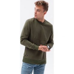 Bluza męska z kieszenią zapinaną na zamek - ciemnooliwkowa V4. Zielone bluzy męskie Ombre Clothing, m, bez wzorów, z bawełny, bez kaptura. W wyprzedaży za 29.99 zł.