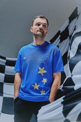 4F T-shirt regular z nadrukiem uniseks 4F x Bartosz Zmarzlik - niebieski XL. Niebieskie t-shirty męskie 4f, m, bez wzorów, z bawełny, klasyczne, bez kołnierzyka. Za 89.99 zł.