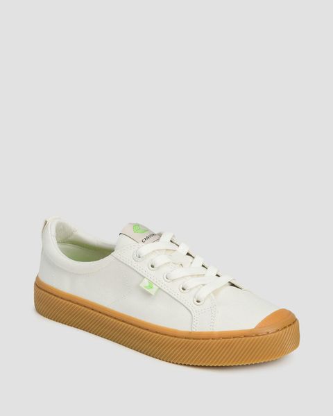 Tenisówki Cariuma OCA Low Gum Off-White Canvas. Białe trampki i tenisówki damskie CARIUMA, bez wzorów, z gumy, bez zapięcia. Za 215.25 zł.