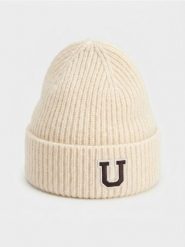 Prążkowana czapka beanie z naszywką - kremowy. Białe czapki i kapelusze damskie Sinsay, z aplikacjami, prążkowane. Za 15.99 zł.