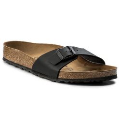 Klapki Birkenstock. Czarne klapki damskie Birkenstock, bez wzorów, bez obcasa. Za 239.99 zł.