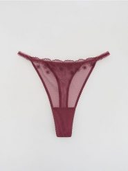 Siateczkowe stringi z haftem - fioletowy. Fioletowe stringi damskie Reserved, l, bez wzorów. Za 39.99 zł.