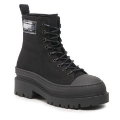 Trzewiki Tommy Hilfiger. Czarne botki damskie Tommy Hilfiger, bez obcasa, na płaskiej podeszwie, bez zapięcia. Za 379.99 zł.