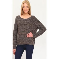 SWETER DŁUGI RĘKAW DAMSKI. Brązowe swetry damskie TOP SECRET, na jesień, bez wzorów, ze splotem, bez kołnierzyka, bez ramiączek, długie, bez kaptura. W wyprzedaży za 59.99 zł.