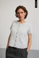 Sweter z krótkimi rękawami szary. Szare swetry damskie MOODO, l, bez wzorów, z elastanu, bez kołnierzyka, bez ramiączek, krótkie, bez kaptura. Za 129.99 zł.