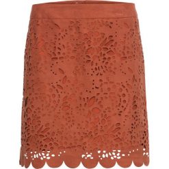 Krótka spódnica z materiału w optyce zamszu bonprix koniakowy. Spódnice damskie marki bonprix. Za 89.99 zł.