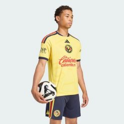 Koszulka domowa Club America 26/27. Niebieskie koszulki sportowe męskie Adidas, s, bez wzorów, z materiału, bez kołnierzyka, bez ramiączek, do piłki nożnej, climacool (adidas). Za 439.00 zł.