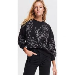 Bluza z aplikacjami - Czarny. Czarne bluzy damskie Reserved, z aplikacjami. Za 99.99 zł.