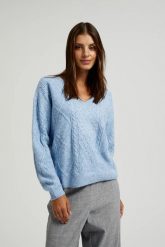 Sweter z dekoltem w serek błękitny. Niebieskie swetry damskie MOODO, l, bez wzorów, z poliesteru, bez kołnierzyka, bez ramiączek, bez kaptura. W wyprzedaży za 59.98 zł.