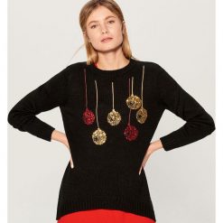Świąteczny sweter ze świecącymi lampkami - Czarny. Swetry damskie marki Mohito. W wyprzedaży za 29.99 zł.