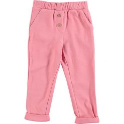 Spodnie dresowe w kolorze jasnoróżowym. Spodenki niemowlęce Tom Tailor Kids, z dresówki. W wyprzedaży za 32.95 zł.
