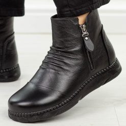 Czarne skórzane botki damskie Cambell 15324. Czarne botki damskie Cambell, na jesień, z dzianiny, klasyczne, z okrągłym noskiem, bez obcasa, na płaskiej podeszwie, bez zapięcia. Za 319.00 zł.