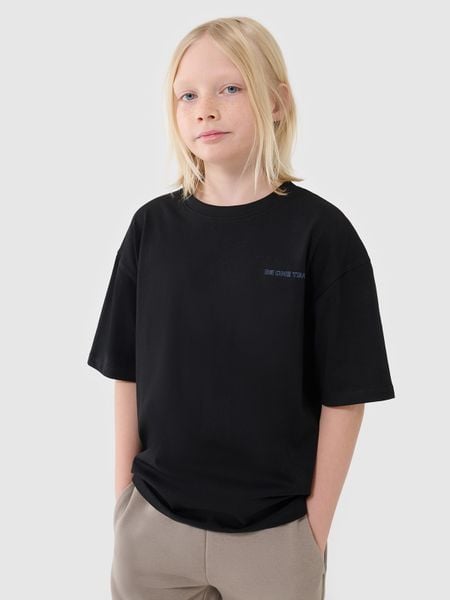 4F T-shirt oversize z napisem chłopięcy - czarny 122 (6-7 lat). Czarne t-shirty dla chłopców 4f, bez wzorów, z bawełny, bez ramiączek. W wyprzedaży za 19.99 zł.