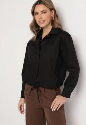 Czarna Bawełniana Koszula Ozdobiona Wiązaniem Zolmio. Czarne bluzki damskie Born2be, bez wzorów, z bawełny, eleganckie, bez kołnierzyka, bez ramiączek. Za 99.99 zł.