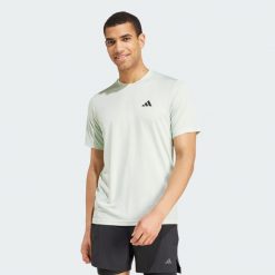 Train Essentials Training Tee. Czarne buty sportowe męskie Adidas, uniwersalny, bez wzorów, z materiału, bez kołnierzyka, bez ramiączek, na fitness i siłownię. Za 119.00 zł.