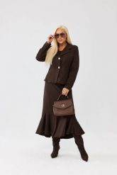 Czekoladowy komplet damski Adeline z taliowanym żakietem i spódnicą z falbaną PLUS SIZE XXL OVERSIZE WIOSNA. Brązowe spódnice damskie Moda Size Plus Iwanek, na wiosnę, plus size, bez wzorów, z elastanu, biznesowe, plus size, mini, dopasowane. Za 399.90 zł.