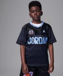 T-shirt chłopięce Nike Sportswear czarny. Czarne t-shirty dla chłopców Jordan, bez wzorów, z materiału, bez ramiączek. Za 470.80 zł.