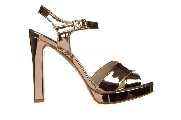 Sandały Bayla-187 281-7351 Rose 187035, Różowe złoto, Skóra ekologiczna - 37. Żółte sandały damskie Bayla, bez wzorów, z lakierowanej skóry, bez obcasa, na obcasie, bez zapięcia. W wyprzedaży za 134.10 zł.