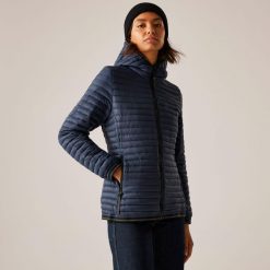 Kurtka damska przejściowa ocieplana Rigain. Niebieskie kurtki damskie Regatta, bez wzorów, z puchu, bez kaptura, trekkingowe. W wyprzedaży za 209.99 zł.