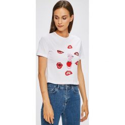 Trendyol - Top. Szare topy damskie marki Trendyol, z nadrukiem, z bawełny, z okrągłym kołnierzem, z krótkim rękawem. W wyprzedaży za 39.90 zł.