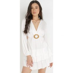Biała Sukienka Damotis. Białe sukienki damskie Born2be, bez wzorów, z tkaniny, bez kołnierzyka, bez ramiączek, mini, kopertowe. Za 29.99 zł.
