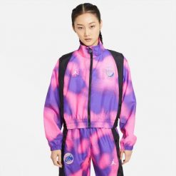 Lekka kurtka damska Air Jordan PSG Warm-up Jacket - CZ7503-510. Czerwone bluzy sportowe damskie Jordan, bez wzorów, bez kaptura, do koszykówki. Za 449.67 zł.