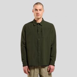 Koszula męska Odlo ESSENTIAL Shirt l/s. Szare koszule męskie Odlo, na lato, l, bez wzorów, z materiału, klasyczne, bez kołnierzyka, bez ramiączek. Za 429.99 zł.