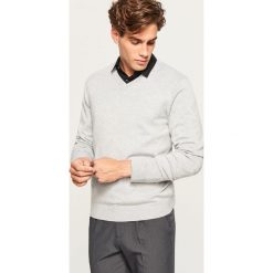 Sweter z dekoltem w serek - Jasny szar. Swetry damskie marki Reserved. W wyprzedaży za 59.99 zł.