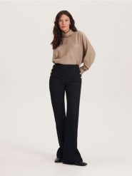 Spodnie z ozdobnymi guzikami - czarny. Czarne spodnie materiałowe damskie Reserved, l, bez wzorów, z bawełny. W wyprzedaży za 65.99 zł.