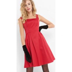Sukienka z dekoltem karo. Czerwone sukienki damskie Orsay, z bawełny, eleganckie, z dekoltem na plecach. Za 159.99 zł.