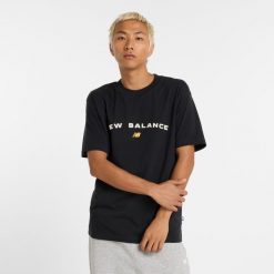 Koszulka męska New Balance MT51506BK – czarna. Czarne koszulki sportowe męskie New Balance, l, bez wzorów, z dresówki, bez kołnierzyka, bez ramiączek. Za 89.99 zł.