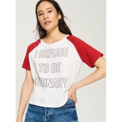 T-shirt z raglanowymi rękawami - Biały. T-shirty damskie marki Sinsay. Za 14.99 zł.