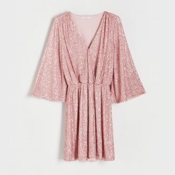 Sukienka mini z cekinami - pastelowy róż. Czerwone sukienki damskie Reserved, l, bez wzorów, z dzianiny, bez kołnierzyka, bez ramiączek, mini, kopertowe. W wyprzedaży za 49.99 zł.