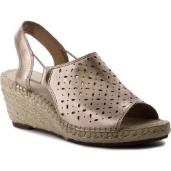 Espadryle CLARKS - Petrina Gail 261268624 Gold Metallic. Klapki damskie Clarks. W wyprzedaży za 239.00 zł.